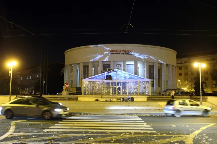 Multimedijski izložbeni projekt "Nikola Tesla &ndash; Mind from the Future", najavljen kao futuristički spektakl koji će od 25. studenog do 20. ožujka iduće godine biti postavljen u Domu hrvatskih likovnih umjetnika, donosi životnu priču o jednom od najvećih svjetskih izumitelja.