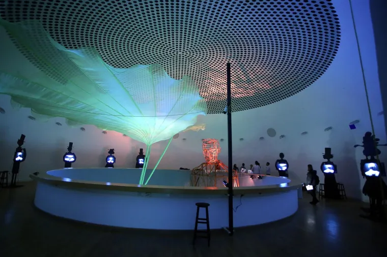 Popularna 'Džamija" za izložbu je preuređena do neprepoznatljivosti, svaki centimetar njezina sredi&scaron;njeg izložbenog prostora, od poda do stropa, postao je jedinstven Teslin svijet, predstavljen kao nikada do sada.