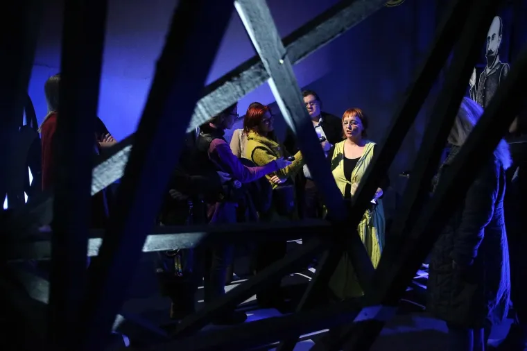 Bulaja Madunić kaže kako je htjela staviti naglasak na inače marginaliziranu perspektivu Tesle kao čovjeka koji je, da bi upogonio svoje znanstvene zaključke i prodao svoje patente, zaista spojio umjetnost i znanost u funkcionalnu cjelinu.