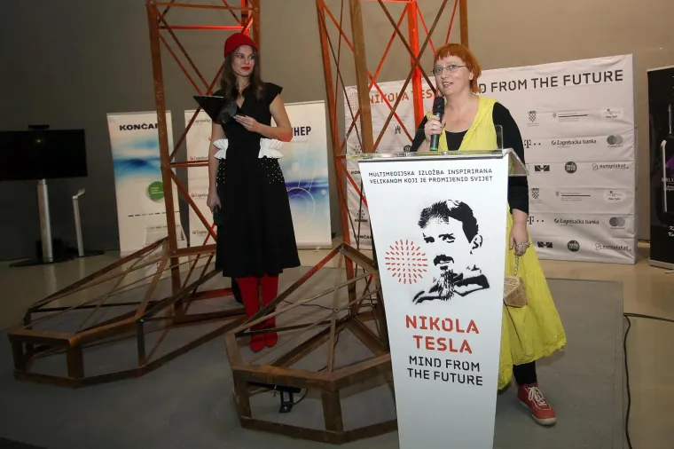 Za takav je pristup zaslužna autorica izložbe, umjetnica i povjesničarka umjetnosti Helena Bulaja Madunić, te skupina međunarodnih i domaćih umjetnika koji, u Teslinom duhu, na najbolji način spajaju znanost i umjetnost, film, animaciju, video umjetnost, skulpturu, instalaciju, sliku i tehničke inovacije.