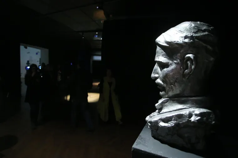 FUTURISTIČKI SPEKTAKL: Pogledajte kako izgleda izložba o Nikoli Tesli