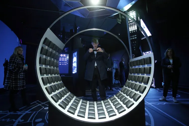 Umjesto uobičajenog nizanja izuma i faktografskih podataka, izložba posjetitelje vodi kroz život slavnog vizionara i humanista, uz pomoć svega onoga čega ne bi bilo da nije bilo Tesle - video projekcija,  računalnih igara, svjetlosnih instalacija, holograma.