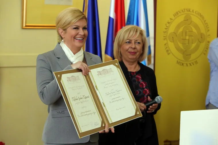 Jo&scaron; nedostaje doktorat: Kolinda Grabar-Kitarović postala počasna maturantica