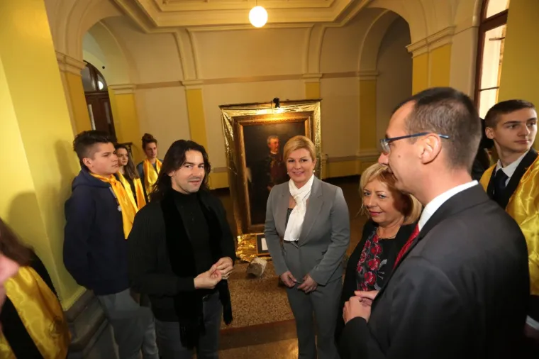 Jo&scaron; nedostaje doktorat: Kolinda Grabar-Kitarović postala počasna maturantica