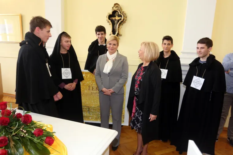 Jo&scaron; nedostaje doktorat: Kolinda Grabar-Kitarović postala počasna maturantica