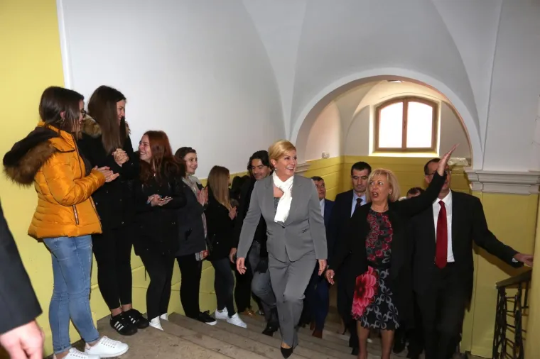 Jo&scaron; nedostaje doktorat: Kolinda Grabar-Kitarović postala počasna maturantica