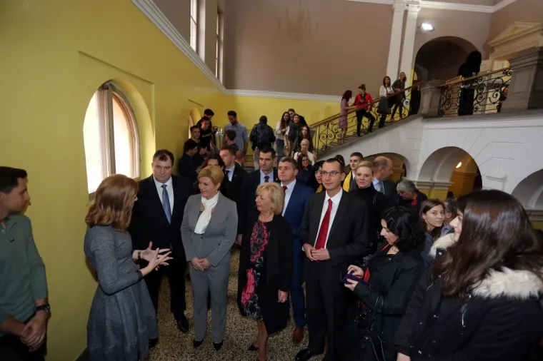 Jo&scaron; nedostaje doktorat: Kolinda Grabar-Kitarović postala počasna maturantica