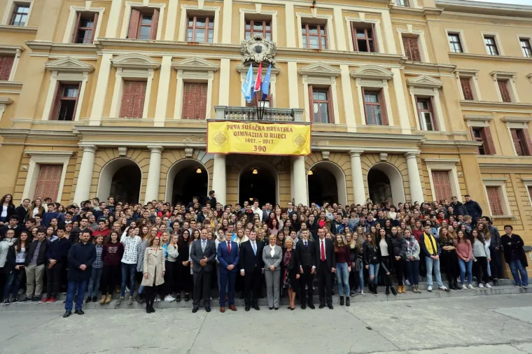 Jo&scaron; nedostaje doktorat: Kolinda Grabar-Kitarović postala počasna maturantica