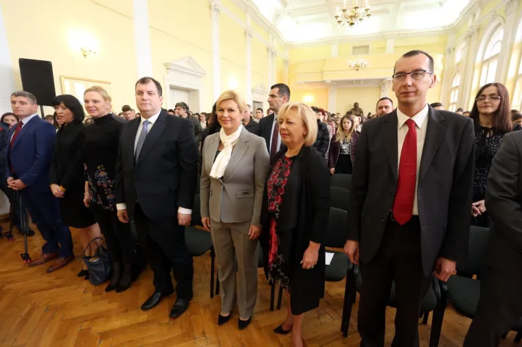 Jo&scaron; nedostaje doktorat: Kolinda Grabar-Kitarović postala počasna maturantica
