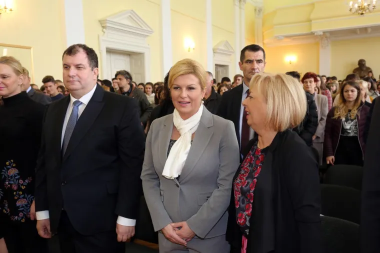 Jo&scaron; nedostaje doktorat: Kolinda Grabar-Kitarović postala počasna maturantica