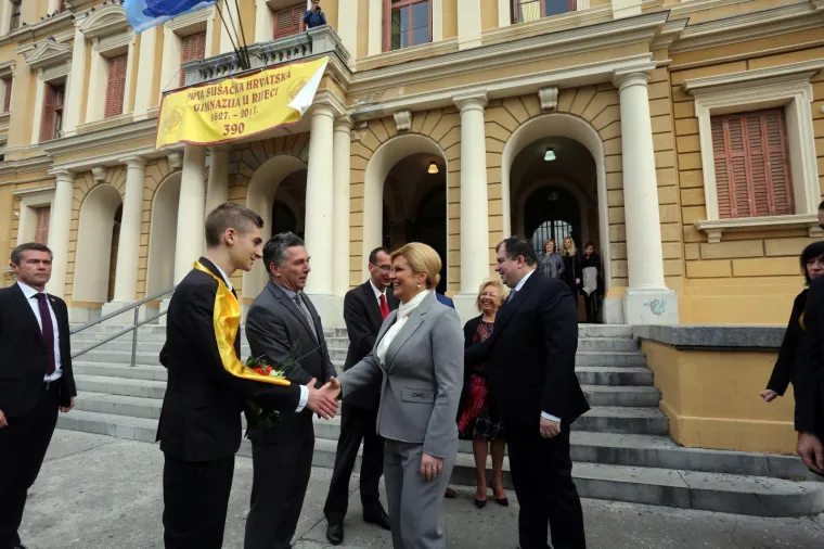Jo&scaron; nedostaje doktorat: Kolinda Grabar-Kitarović postala počasna maturantica