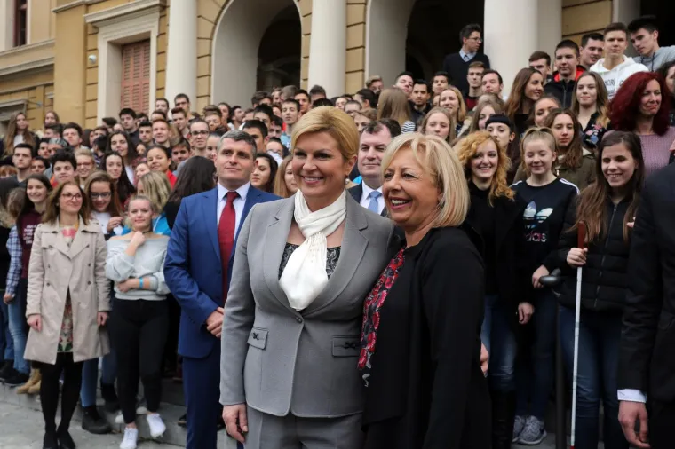 Jo&scaron; nedostaje doktorat: Kolinda Grabar-Kitarović postala počasna maturantica
