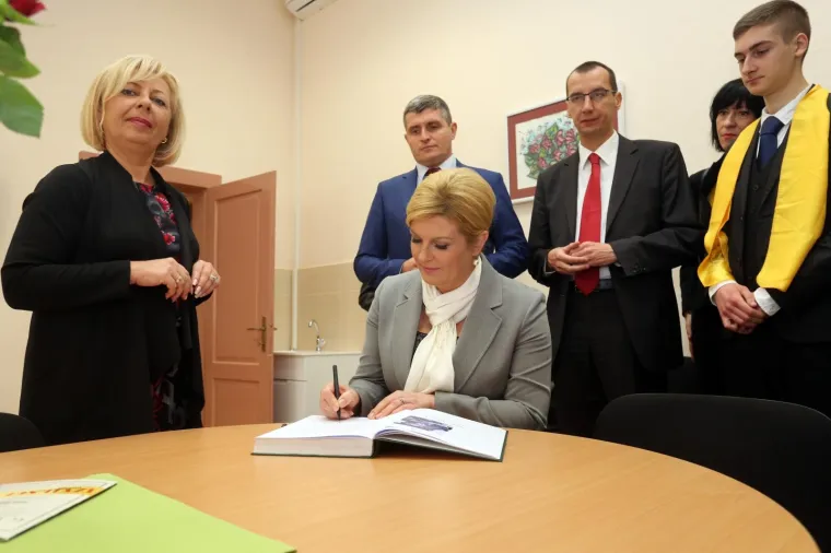 Jo&scaron; nedostaje doktorat: Kolinda Grabar-Kitarović postala počasna maturantica