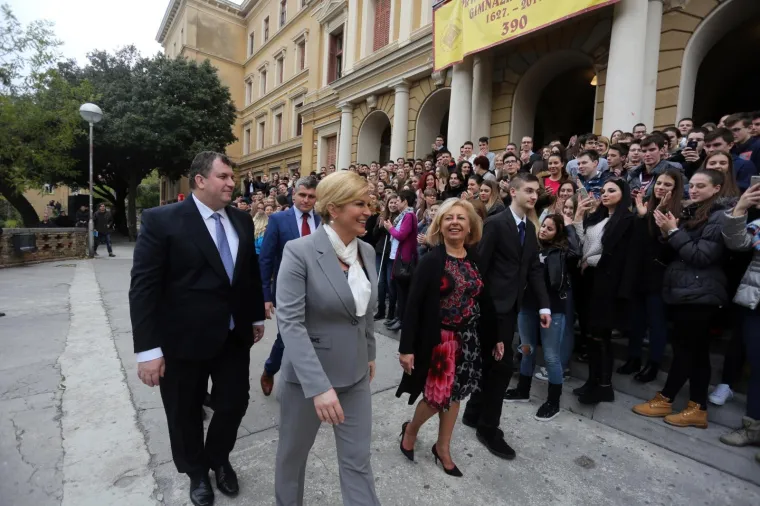 Jo&scaron; nedostaje doktorat: Kolinda Grabar-Kitarović postala počasna maturantica