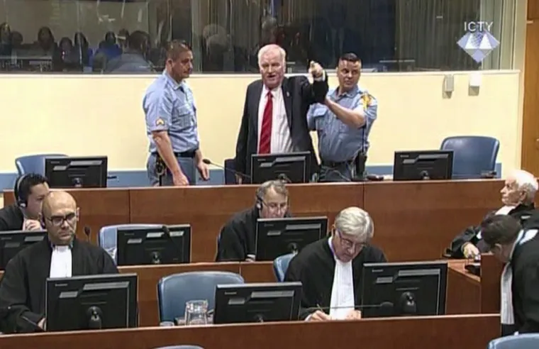 Kad je ušao u sudnicu, Mladić se prekrstio i mahao novinarima, završio je s doživotnom robijom