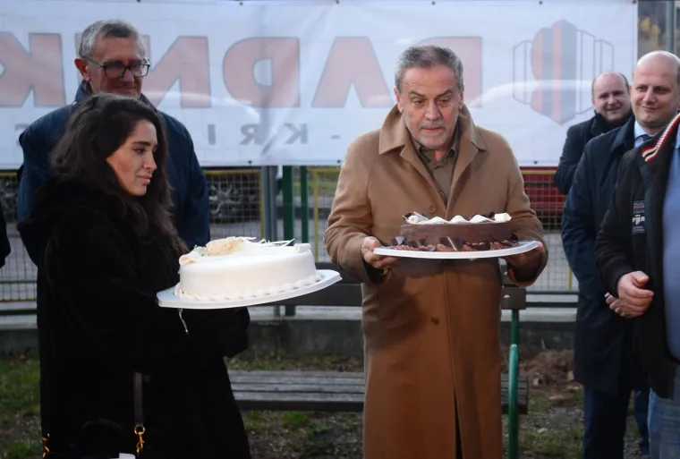 Milan Bandić od sugrađana dobio, ne jednu, već dvije torte povodom proslave 62. rođendana