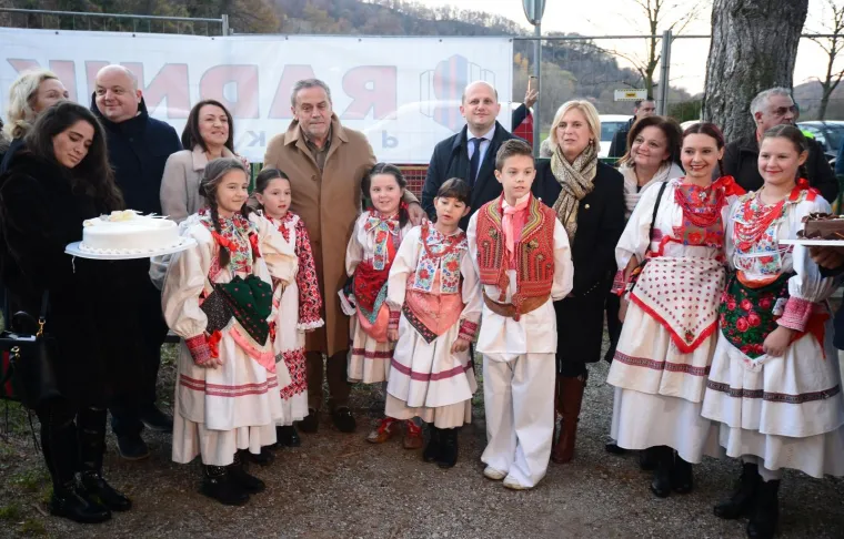 Milan Bandić od sugrađana dobio, ne jednu, već dvije torte povodom proslave 62. rođendana