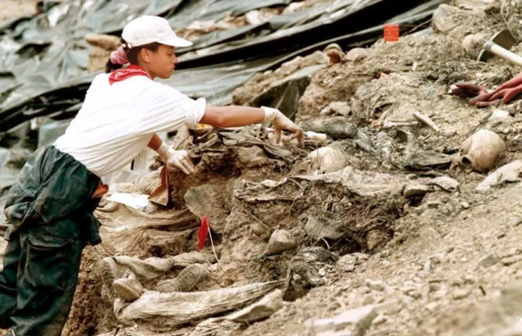 Istražitelji Međunarodnog kaznenog suda za bivšu Jugoslaviju vade ostatke tijela iz masovne grobnice u blizini sela Cerska pored Srebrenice.