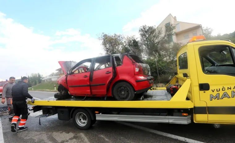 TEŠKA NESREĆA U TISNOM: Automobil se zabio u zid i zapalio, tri osobe ozlijeđene