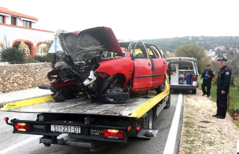 TEŠKA NESREĆA U TISNOM: Automobil se zabio u zid i zapalio, tri osobe ozlijeđene