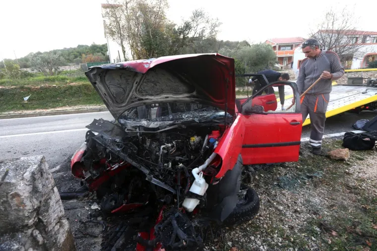 TEŠKA NESREĆA U TISNOM: Automobil se zabio u zid i zapalio, tri osobe ozlijeđene