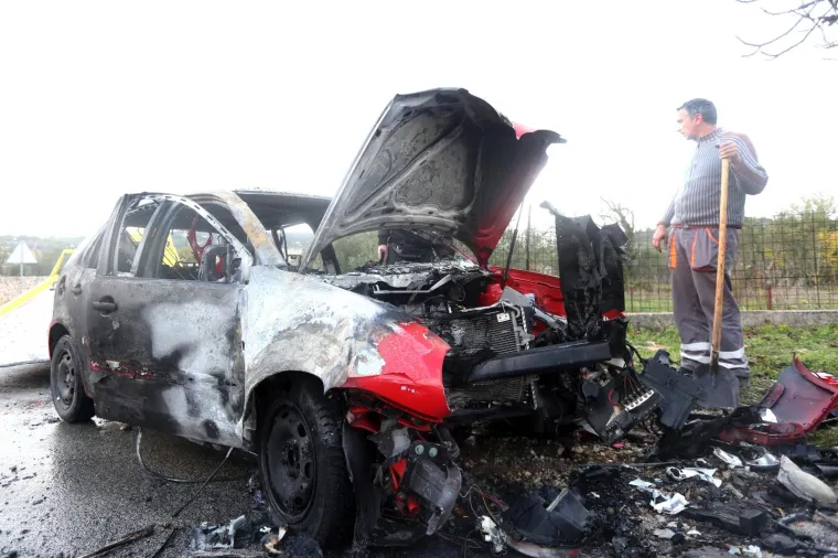 TE&Scaron;KA NESREĆA U TISNOM: Automobil se zabio u zid i zapalio, tri osobe ozlijeđene