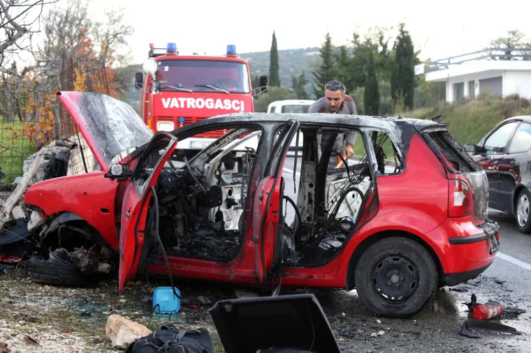 TE&Scaron;KA NESREĆA U TISNOM: Automobil se zabio u zid i zapalio, tri osobe ozlijeđene