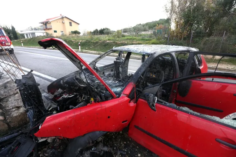 TE&Scaron;KA NESREĆA U TISNOM: Automobil se zabio u zid i zapalio, tri osobe ozlijeđene