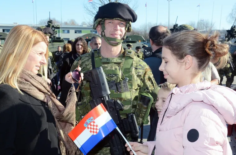 U petrinjskoj vojarni "Pukovnik Predrag Matanović" ispraćen je prvi hrvatski kontigent s ukupno 182 pripadnika u misiju ojačane prednje sigurnosti, u sklopu NATO aktivnosti u Republici Litvi