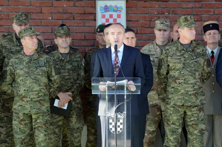 Na ispraćaju pripadnika Prvog hrvatskog kontigenta bili su brojni uzvanici, koje je predvodio potpredsjednik Vlade i ministar obrane Damir Krstićević, koji je ujedno bio i izaslanik predsjednice RH, kao vrhovne zapovjednice OS RH