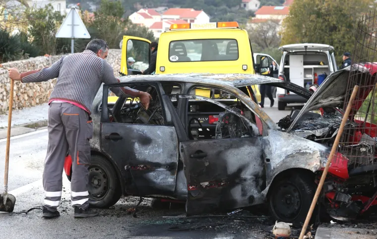 Na ulazu u Tisno automobil udario u zid i zapalio se: tri osobe prebačene u &scaron;ibensku bolnicu