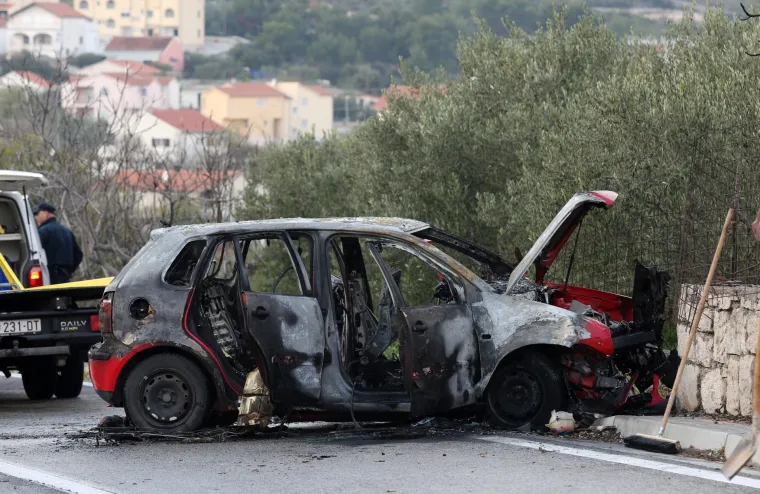 Na ulazu u Tisno automobil udario u zid i zapalio se: tri osobe prebačene u &scaron;ibensku bolnicu