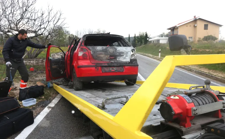 Na ulazu u Tisno automobil udario u zid i zapalio se: tri osobe prebačene u &scaron;ibensku bolnicu
