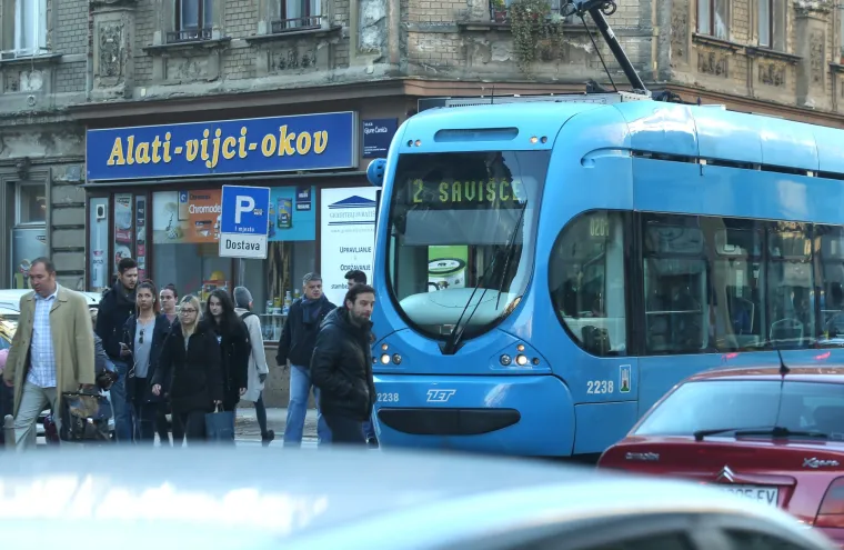 Zastoj u centru Zagreba: zbog sudara tramvaja i auta zaustavljen tramvajski promet