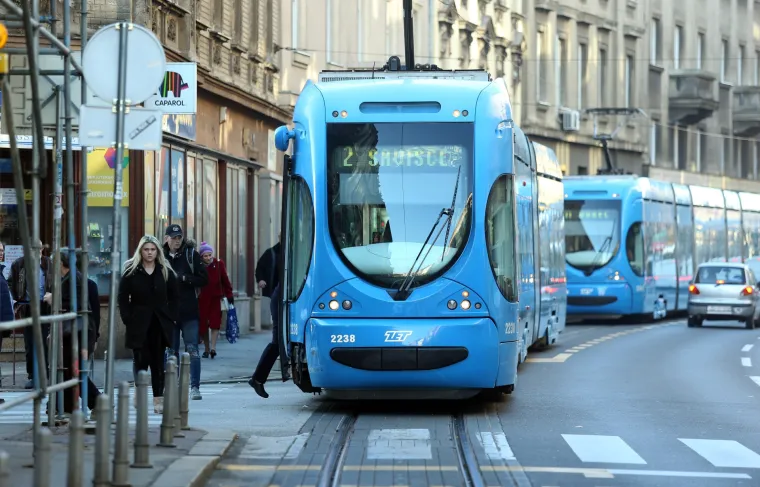 Zastoj u centru Zagreba: zbog sudara tramvaja i auta zaustavljen tramvajski promet
