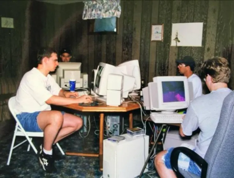 Prizori koje smo okupili u galeriji izvor su velike nostalgije za sve one koji su preživjeli devedesete. Od igraćih konzola do igračaka koje se krijumčarilo u školu, sigurno smo da će svi koji su odrastali u devedesetima dobiti snažnu dozu nostalgije.