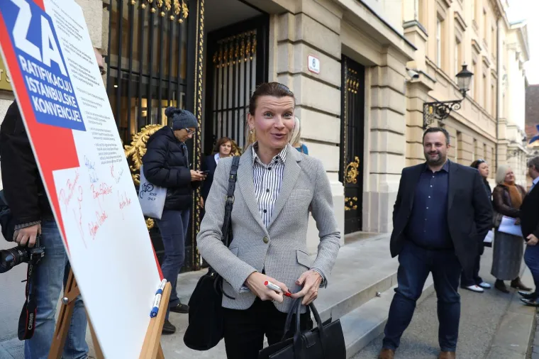 Centar za edukaciju, savjetovanje i istraživanje organizirao je na Trgu svetog Marka prosvjednu akciju kojom su od zastupnika tražili ratifikaciju Istanbulske konvencije.