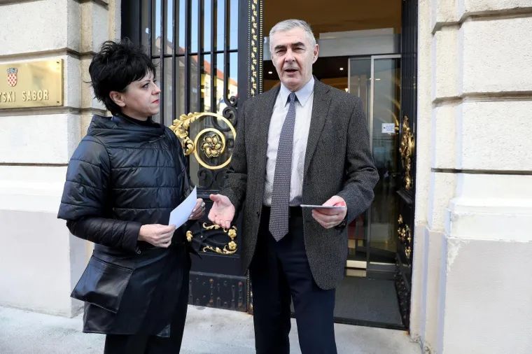 I sve je prolazilo uglavnom u korektnom tonu dok pred Sabor nije stigao Željko Glasnović. Saborski zastupnik je poku&scaron;ao očitati lekciju biv&scaron;oj ministrici Holy.