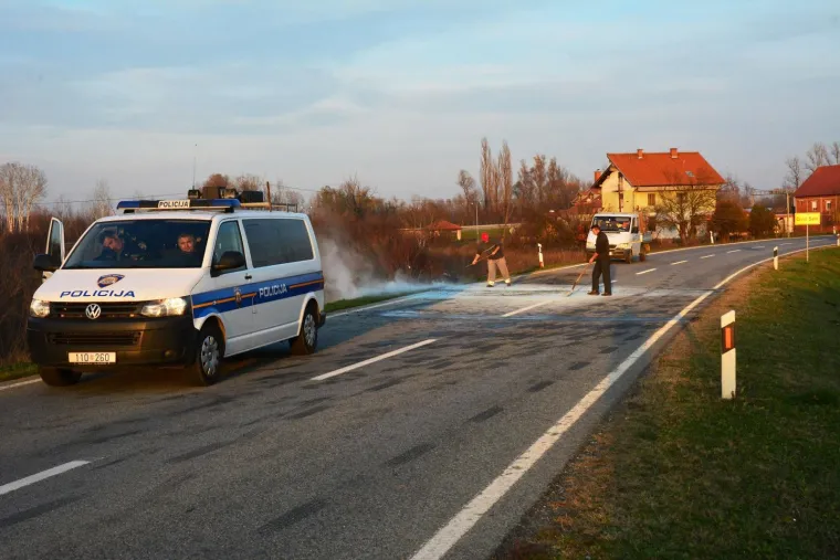 Mjesto gdje je u te&scaron;koj nesreći poginuo motociklist