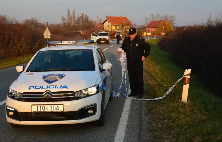 Tijekom trajanja očevida u vremenu od 13.15 do 15.45 sati, policijski službenici su promet preusmjeravali obilaznim pravcima. O prometnoj nesreći slijedi obavijest Općinskom državnom odvjetništvu u Slavonskom Brodu.