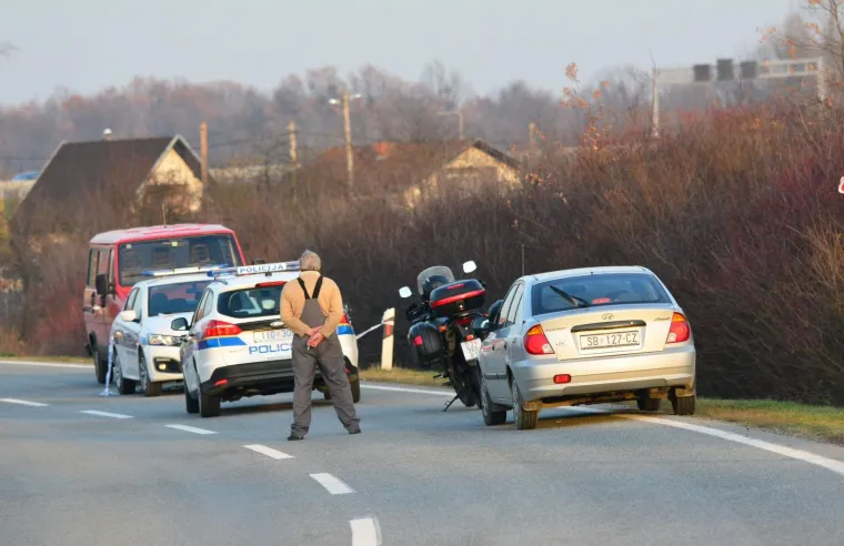 DETALJI TRAGEDIJE U CRNOM SELU: Motociklist pretjecao kamion pa se zabio u auto, motor se zapalio