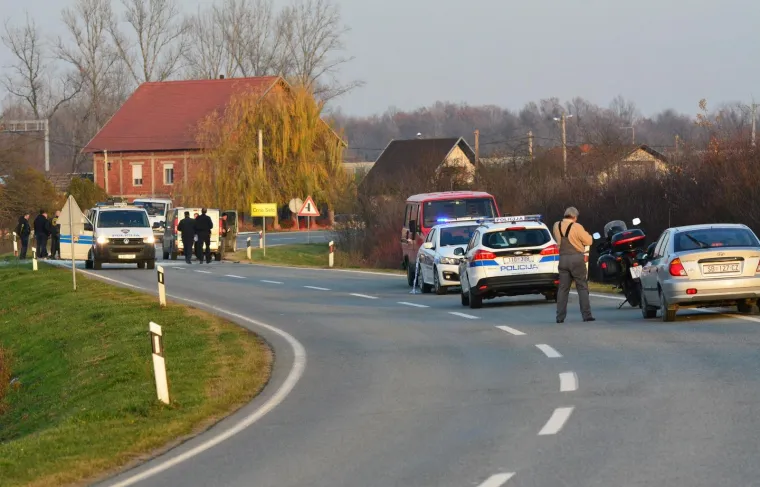 Policijski službenici su očevidom utvrdili, da je do prometne nesreće došlo, u trenutku kad je 41-godišnjak, upravljajući motociklom (đakovačkih registracijskih oznaka), pretjecao tegljač s priključenom poluprikolicom (BiH registracijskih oznaka), te je prednjim dijelom motocikla udario u prednji dio osobnog automobila koji je dolazio iz suprotnog smjera.