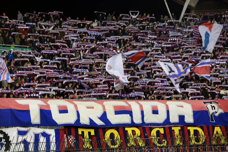 Torcida je na ogradu postavila transparent 'odgovornost, a ne demagogija'