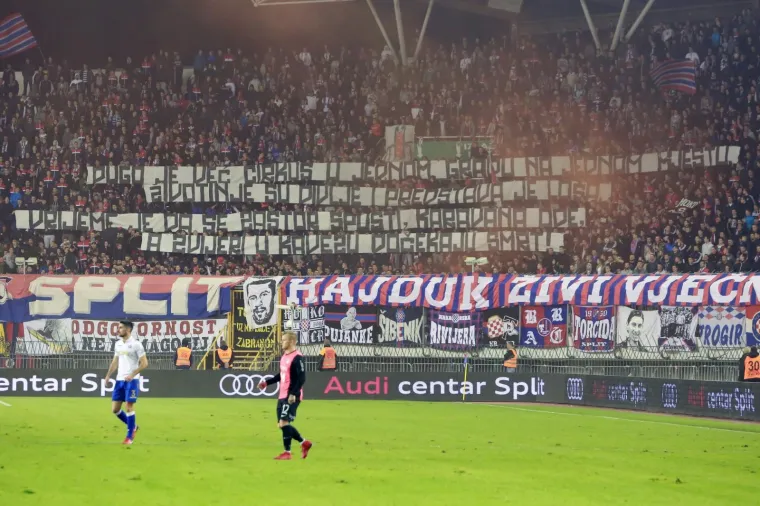 VRUĆA ATMOSFERA NA POLJUDU! Torcida poslala poruku Kosu i dru&scaron;tvu: 'Odgovornost, a ne demagogija'