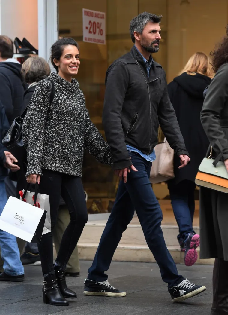 Nives Čanović i Goran Ivanišević prošetali su zagrebačkim centrom i obavili mali šoping držeći se za ruke. Nives pritom nije skidala osmijeh s lica, a Goran je pokušavao imati 'pokeraški' izraz lica, a u nastavku provjerite je li mu to uspjelo.