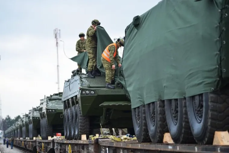U Litvu je iz Zagreba danas krenulo 13 borbenih oklopnih vozila Patria 8x8 AMV, jedno borbeno sanitetsko oklopno vozilo Patria 8x8 AMV uz jedno borbeno oklopno vozilo za izvlačenje Patria 8x8 AMV, četiri teretna kamiona, jedan terenski kamion, terensko borbeno vozilo, elektroagregat, vagon za spavanje, dva terenska motorna vozila i 15 kontejnera, javlja MORH.