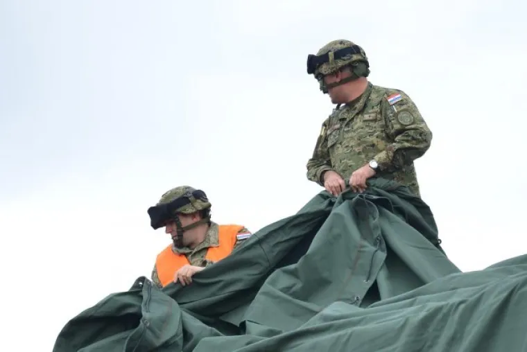 Borbena oklopna vozila Patria te druga tehnika i oprema Oružanih snaga RH iz sastava 1. hrvatskog kontingenta NATO aktivnosti ojačane prednje prisutnosti upućena su iz Zagreba u Republiku Litvu.