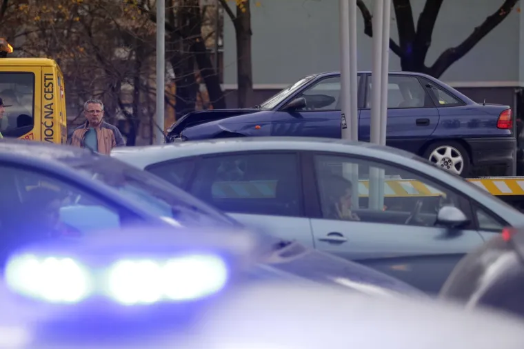 Dva osobna vozila sudarila se na križanju Selske i Horvaćanske ceste u Zagrebu. Prema prvim informacijama jedna osoba je ozlijeđena. Do nesreće je do&scaron;lo u subotu oko 14.45 sati. Intervenirati je morala vučna služba. Jedna osoba prebačena je u KBC Sestre milosrdnice.