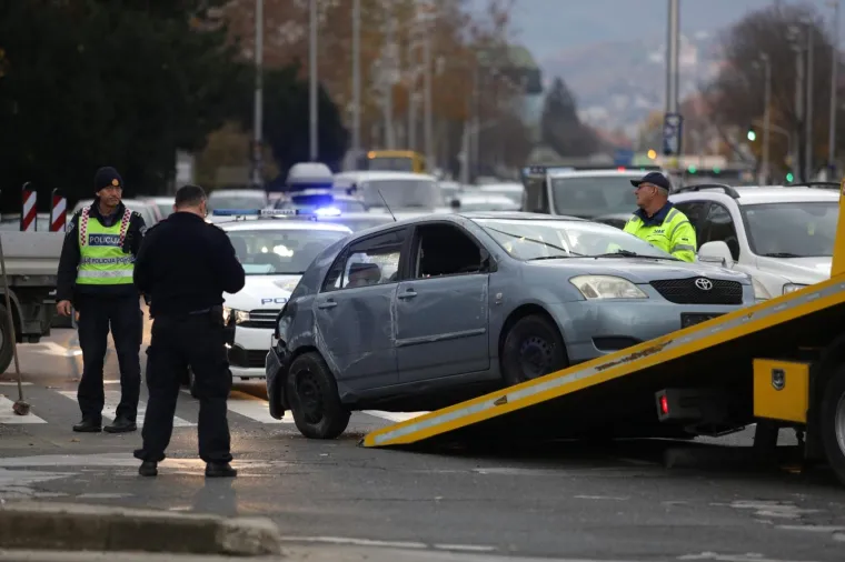 Dva osobna vozila sudarila se na križanju Selske i Horvaćanske ceste u Zagrebu. Prema prvim informacijama jedna osoba je ozlijeđena. Do nesreće je do&scaron;lo u subotu oko 14.45 sati. Intervenirati je morala vučna služba. Jedna osoba prebačena je u KBC Sestre milosrdnice.