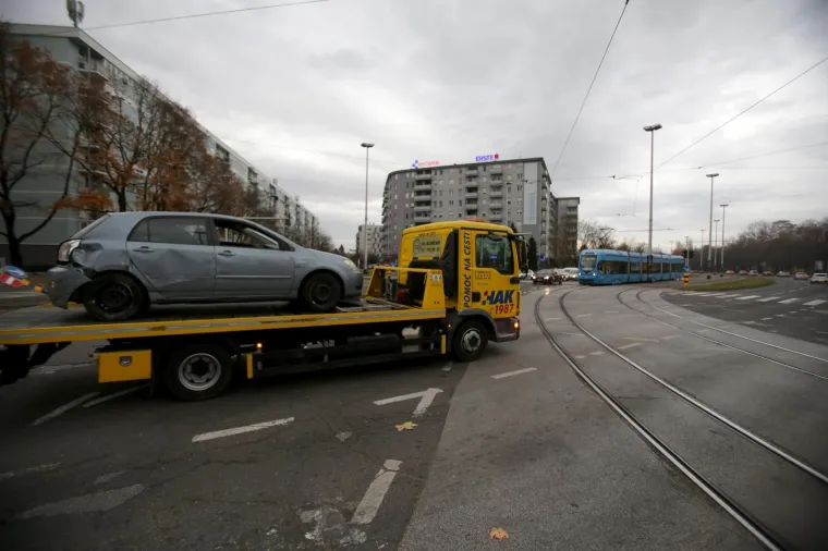 Dva osobna vozila sudarila se na križanju Selske i Horvaćanske ceste u Zagrebu. Prema prvim informacijama jedna osoba je ozlijeđena. Do nesreće je do&scaron;lo u subotu oko 14.45 sati. Intervenirati je morala vučna služba. Jedna osoba prebačena je u KBC Sestre milosrdnice.